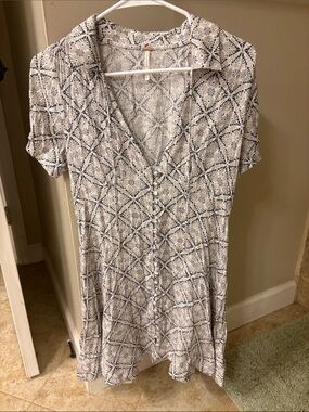 Short Button-Front Shirt Dress in Ivory and Gray Geometric Print